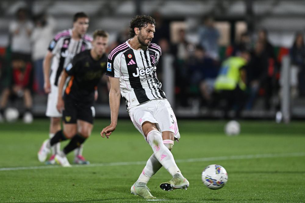 说啥了？詹姆斯把独行侠替补席逗得笑翻天